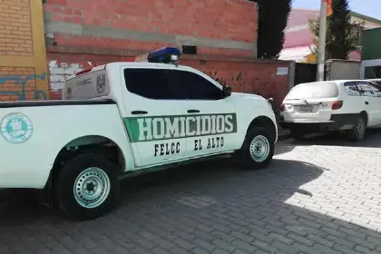 Hallan a una mujer sin vida en una calle de El Alto; vecinos sospechan que arrastraron el cuerpo 