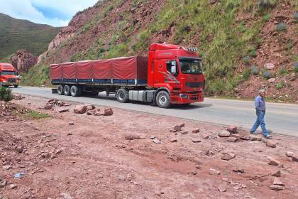 Habilitan un carril en la ruta Cochabamba-Oruro tras deslizamiento 