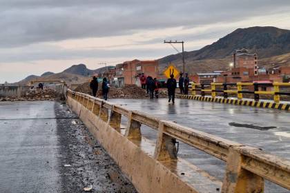 Facción de campesinos cierra la ruta al lago Titicaca por segundo día: la Policía está en apronte