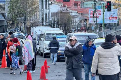 Las filas crecen en los surtidores de La Paz; los conductores denuncian que no hay combustibles hace cuatro días