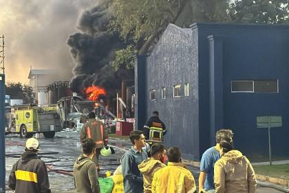 Santa Cruz: Tras más de 14 horas, incendio en una empresa del Parque Industrial sigue sin ser sofocado