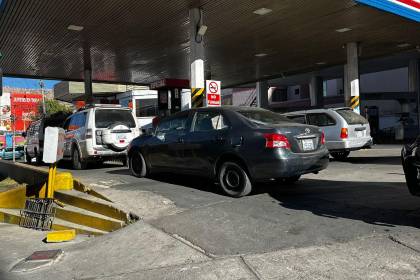 “El pueblo está sufriendo”: filas por combustible en el eje troncal del país marcan el feriado del 7 de agosto