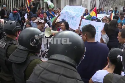 Una marcha busca llegar hasta el TED de Santa Cruz, donde sesionan vocales que darán a conocer la lista de candidatos habilitados