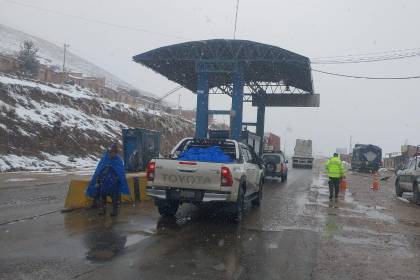 Persistente nevada cae en la ruta Cochabamba – Oruro, vehículos circulan con precaución