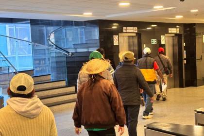 Indígenas que buscan anular la ley de conversión de tierras llegaron a la ALP para participar de sesión de Diputados