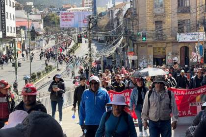 Marcha de la COB recorrió las calles paceñas y concluyó sin enfrentamientos
