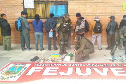 Policía arresta a un grupo de personas que intentó bloquear la carretera hacia Oruro