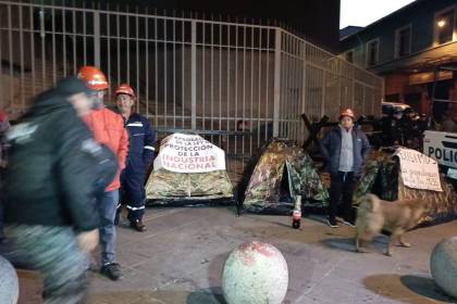 La plaza Murillo y las puertas del Legislativo amanecen con la vigilia de arcistas a horas de la sesión de Diputados 