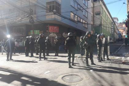 Arrestan a dos personas en enfrentamientos entre la Policía y mineros cooperativistas en La Paz