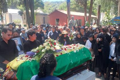 En medio del dolor y la consternación, despiden al magistrado Claure, asesinado en Santa Cruz