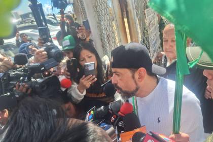 Con la bandera cruceña y su banda, Camacho sale de Chonchocoro tras dos años y ochos meses de prisión