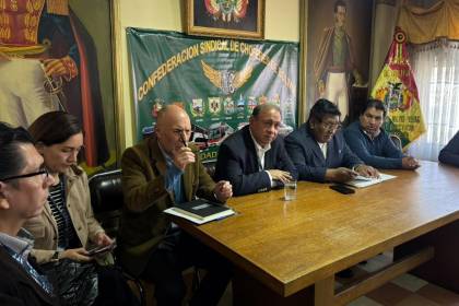 ATT y la Confederación de choferes reinstalan diálogo para tratar nuevas tarifas del transporte