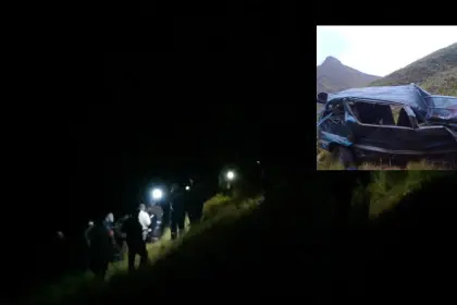 Tres estudiantes fallecen tras embarrancarse un minibús; hay otros seis heridos
