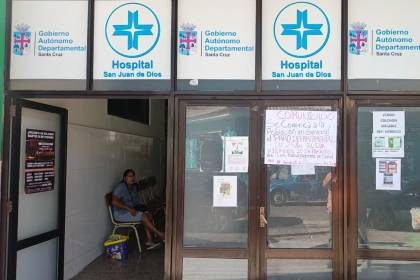 Santa Cruz: Trabajadores de salud acatan paro de 24 horas para exigir el pago de sueldos