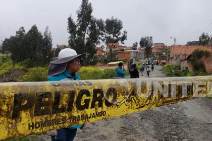 Emergencia en La Paz: Brigadas evacúan a familias de 80 viviendas en Codavisa; hay ocho manzanos afectados