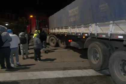 Enfermera muere por un accidente de tránsito entre una moto y un tráiler