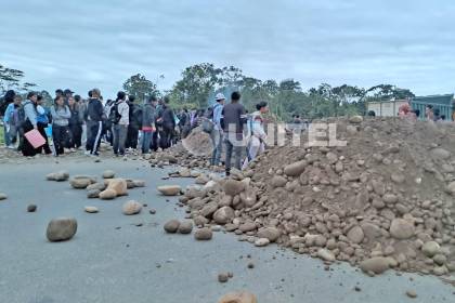 Suspenden los viajes por la ruta nueva Cochabamba – Santa Cruz debido al bloqueo de universitarios