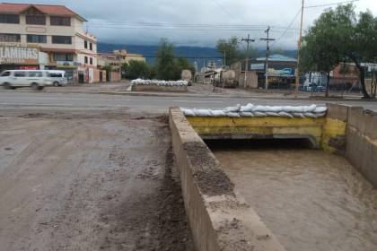 Intensas lluvias: Desborde de torrentera en Colcapirhua y avenidas inundadas en el centro ponen en alerta a los vecinos 