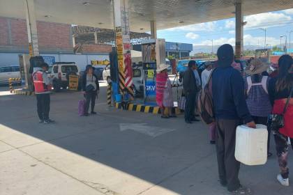 Productores lecheros bloquearon un surtidor exigiendo la venta de combustible en bidones