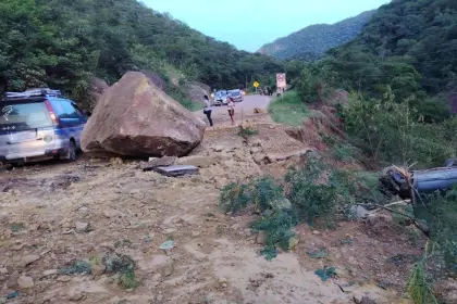 Reportan que caída de una roca provocó accidente en la carretera a los valles cruceños