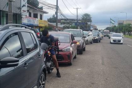 Bolivia arranca el segundo día de carnaval con poco transporte público y con conductores en vigilia por combustible