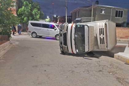 Por evitar los bloqueos, camión quedA volcado tras chocar contra un minibús