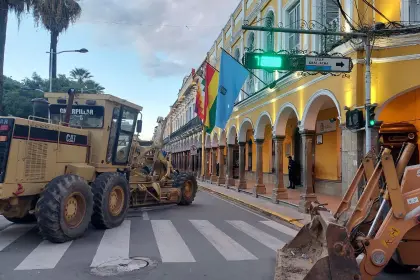 Tres días de bloqueo frente a la Alcaldía de Cochabamba, empresas constructoras exigen el pago de Bs 14 millones