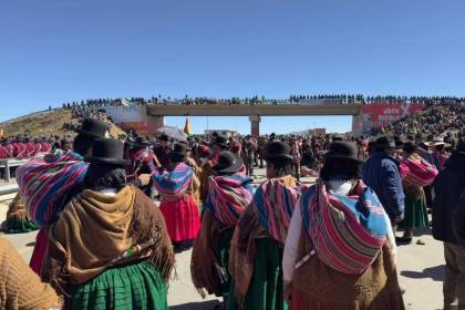 Cabildo en Pucarani determina cortes de servicios, toma de instituciones y mantener el cerco a La Paz 
