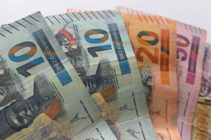 “El problema es devolver cambio”: Comerciantes de La Paz dicen que clientes rechazan billetes de la serie B