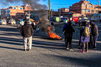 La Paz, cercada por los bloqueos de sectores campesinos que respaldan a la COB