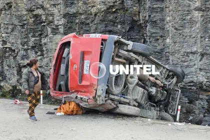 Al menos 15 heridos tras vuelco de minibús en la carretera a los Yungas 