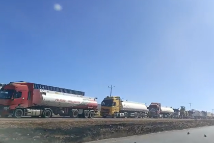 Camiones, flotas y cisternas se ven afectados por el bloqueo en la ruta La Paz – Oruro