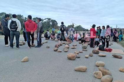 Nuevo bloqueo de estudiantes corta el paso en la ruta nueva Cochabamba – Santa Cruz, en pleno Estado de excepción