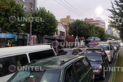 Dobles filas en surtidores por falta de combustible provocan caos vehicular en el país