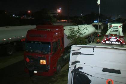 Cisternas con combustible están paradas fuera de la refinería de Palmasola mientras las filas en surtidores persisten