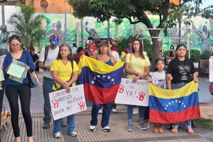 Residentes venezolanos instalan vigilia en Santa Cruz y Cochabamba en rechazo al gobierno de Maduro