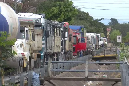Feriado con filas en surtidores de Santa Cruz de la Sierra y se dificulta oferta de viajes interdepartamentales