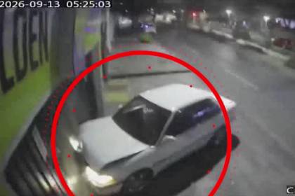 Video: Conductor apuñala a un hombre y choca dos veces contra una licorería