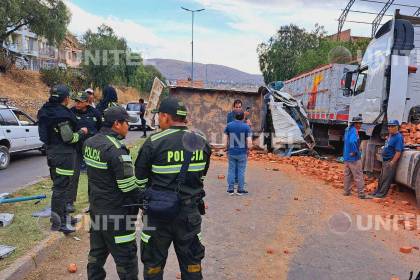 Volqueta que transportaba ladrillos chocó contra un poste y tres camiones que estaban en una fila por combustible