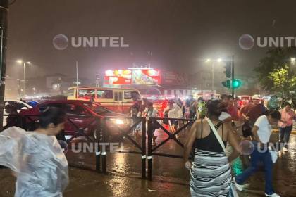 Lluvia y fuertes vientos sorprenden en Santa Cruz en la víspera de Navidad; hubo cortes de luz y al menos un árbol caído