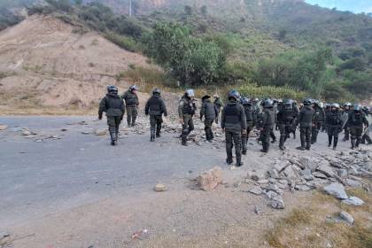 Policía comienza desbloqueo de vía que conecta Cochabamba con el occidente; movilizados lanzan piedras