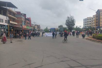 Comunarios del Sindicato Agrario bloquean en la avenida Blanco Galino en rechazo a la creación de dos OTBs