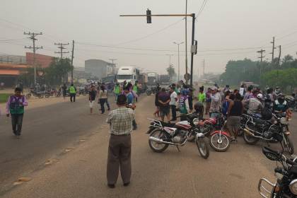 Vecinos bloquean la ruta al norte cruceño y exigen señalización luego que un trufi chocara a un mototaxista