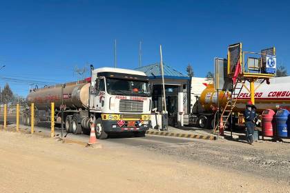 Deuda millonaria por combustible: Ministro dice que es una operación normal y que hay una línea de crédito de 120 días