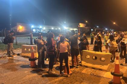 Encomiendas vía aérea: Un grupo de personas instala bloqueo en Viru Viru y dicen que existe demora en atención