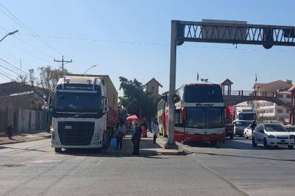 “Ya no dormimos”: Transporte clama por combustible y pide liberar importación; las filas persisten en los surtidores
