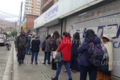 Filas por aceite: Más de 300 personas esperaban en Emapa pero se agostó el stock este lunes