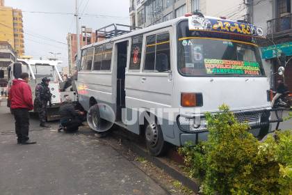 Minibús pierde el control y termina sobre una jardinera en pleno centro de Cochabamba