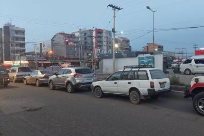 Las filas por combustible siguen en algunos surtidores de El Alto y Cochabamba, en Santa Cruz se espera por el diésel