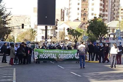 La Paz: Trabajadores en salud exigen la contratación de más personal tras ser rebasados por la cantidad de pacientes 